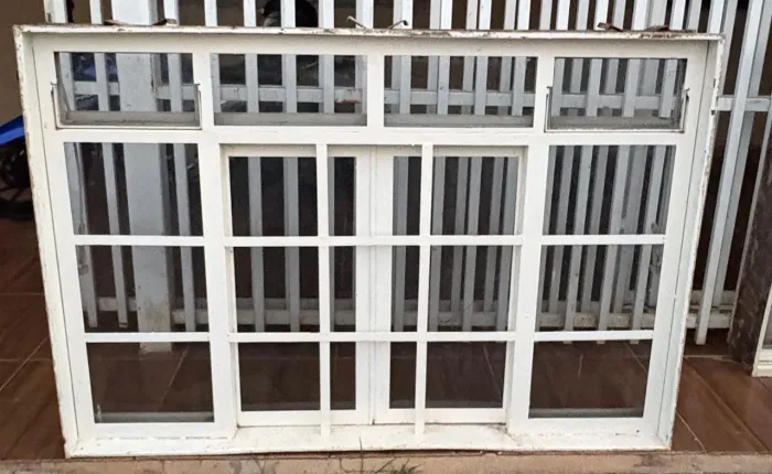 Vende se janelas feitas por serralheiro 