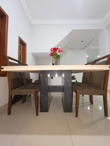 Vendo mesa quadrada com 6 cadeiras