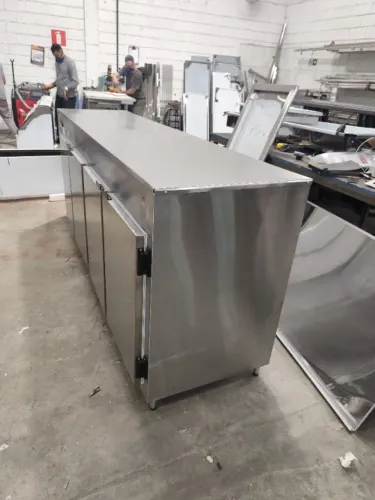 Balcão encosto refrigerado inox 1950×650×900 3 portas (5° a -3°) 