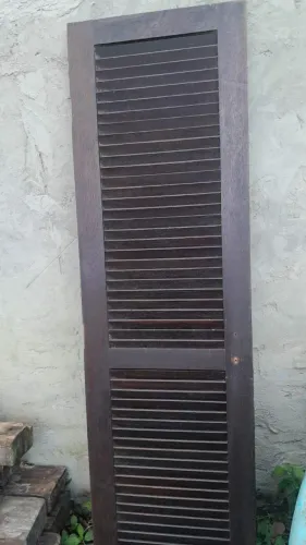 Vendo portas, (PEROBA) das seguintes medidas: 61x205- 2 UNIDADES - 50 x 195 - 7 UNIDADES