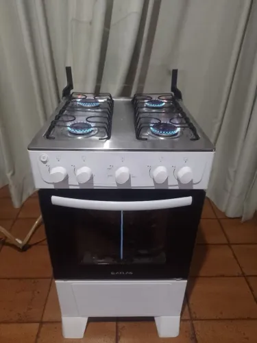 Fogão 04 bocas, acendimento eletrico, super conservado, funcionando perfeitamente (Atlas)