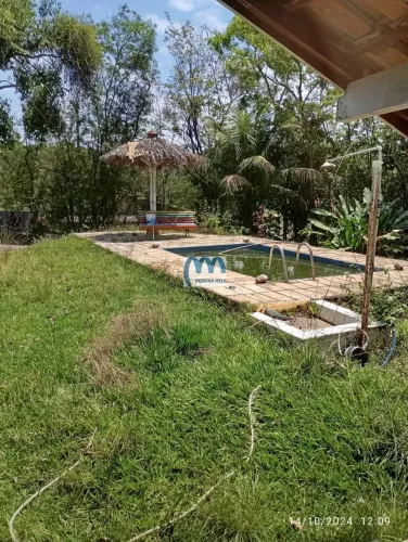 Casa com 2 quartos, terreno com 4 kitnets