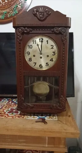 relógio de parede da marca alemã Junghans