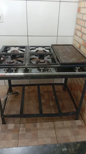 Vende-se fogão industrial 4 bocas com chapa