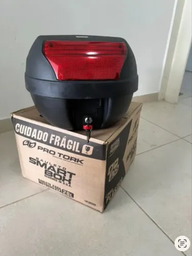 Vendo baú bauleto de moto NOVO para 1 capacete, 28 litros 