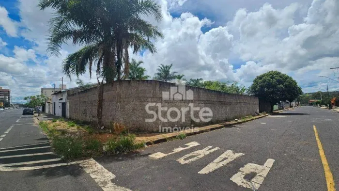Terreno de esquina à venda, 360m² por R$ 600.000 - Santa Mônica - Uberlândia/MG