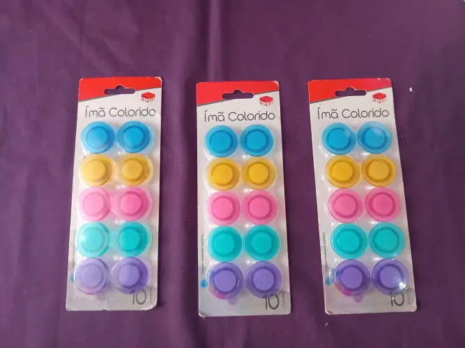 Kit de 3 cartelas de ímãs coloridos redondos para mural e geladeira contendo 10 cada