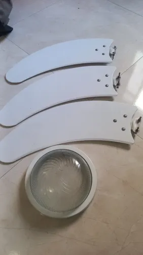 Ventilador de teto branco com as pas de plástico 200 reais