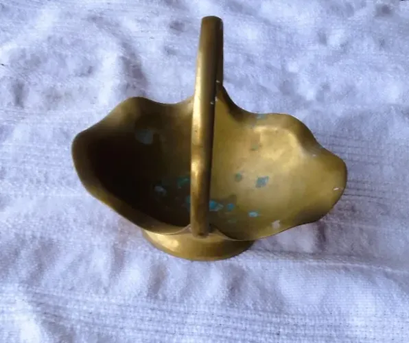 Linda Saboneteira feitio Cestinha em bronze dourado maciço Alça móvel