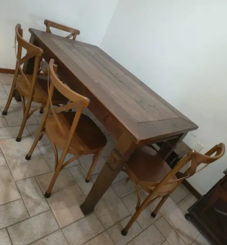 Mesa de madeira maciça