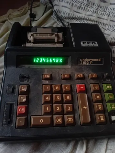 Calculadora antiga funcionando no estado