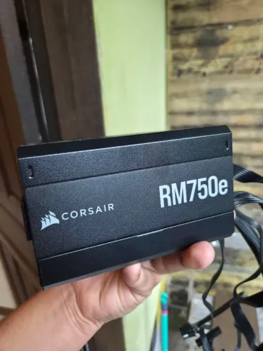 Fonte Corsair RM750e 750W 80 Plus Gold Full Modular - Em Perfeito Estado