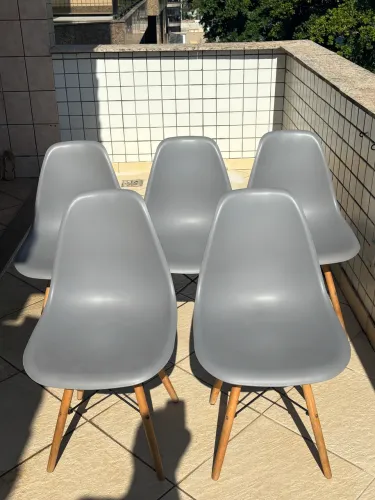 Cadeiras Eames DSW (5 un.) Cinza + Pés Madeira | Oportunidade 
