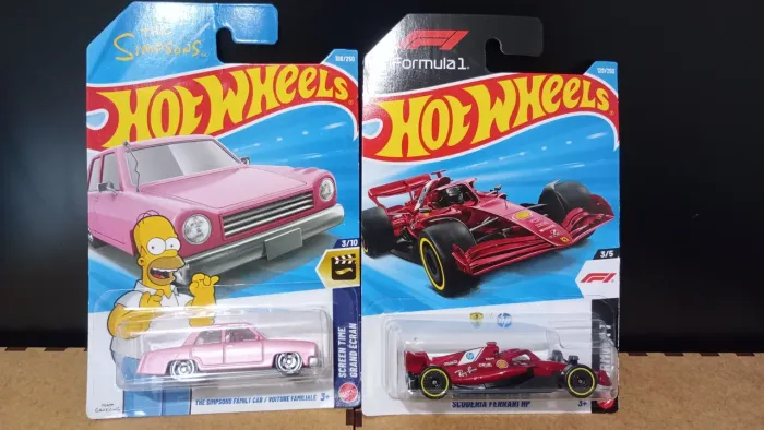 Dupla Hot Wheels Simpsons e Formula 1 Ferrari no Blister 