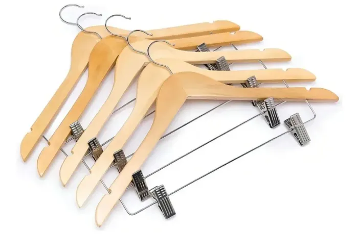 5 Cabide De Madeira Adulto Verniz Closet Armario Presilhas