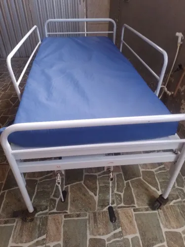 Cama hospitalar em perfeito estado