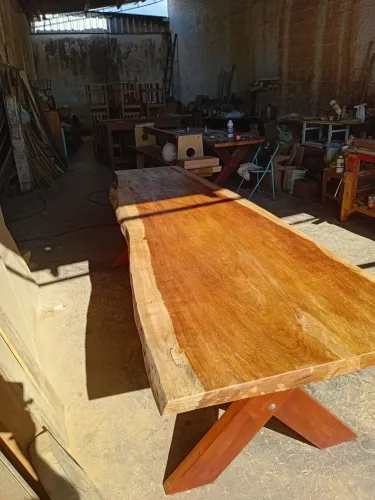 Vendo mesa de 3 metros com 2 bancos 