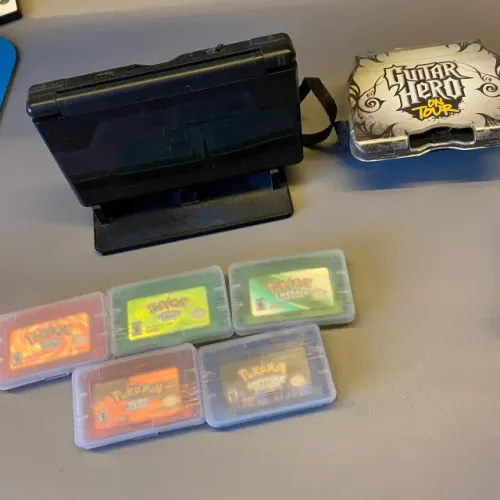 Nintendo DS Lite Preto + Carregador + Caneta Stylus + Grip Guitar Hero + 5 Jogos GBA