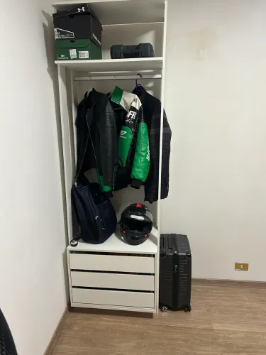 Guarda roupas pequeno