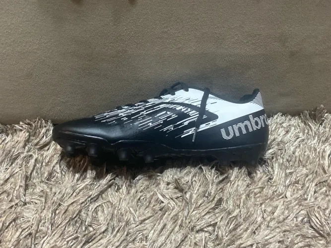 Chuteira Umbro Acid II de Campo - Tamanho 42