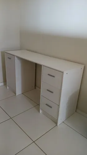 Mesa com gaveteiro e armário mdf branco