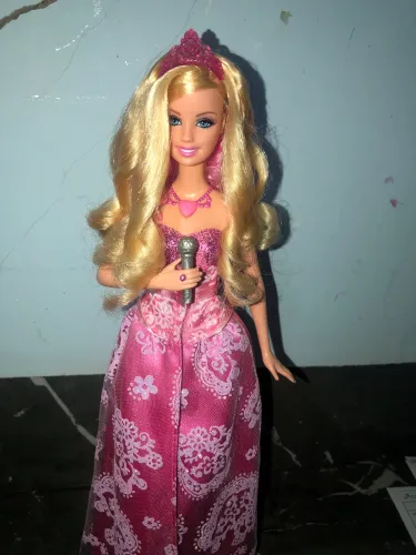 Barbie do filme a princesa e a pop star (tori)