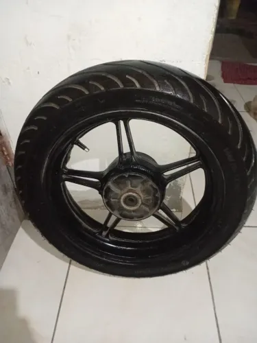 Uma rodagem completa CB 300 semi nova