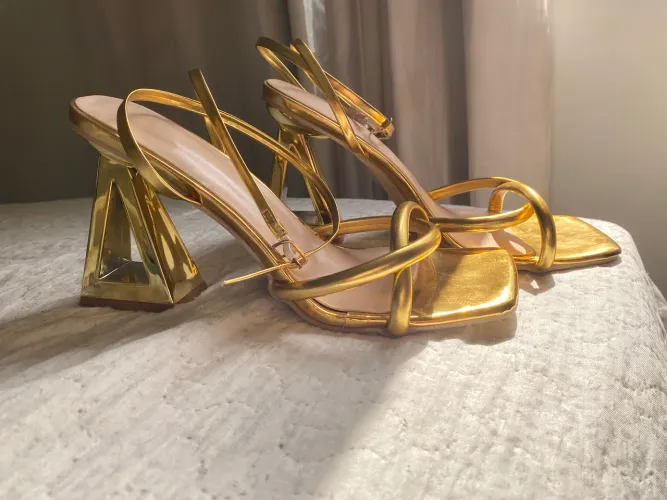 Salto dourado e elegante