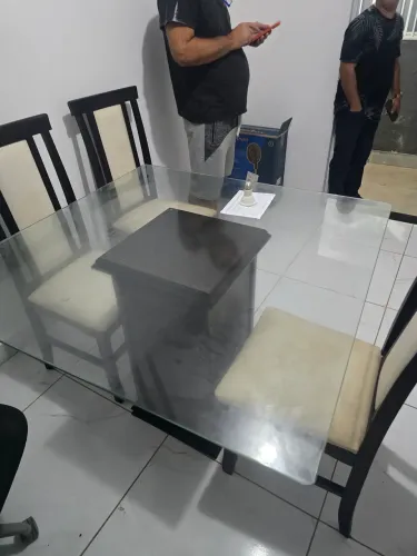 Vendo Mesa de jantar de  Vidro com pé madeira maciça 