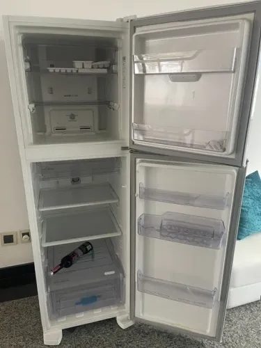 Vendo espaçosa geladeira da marca Continental