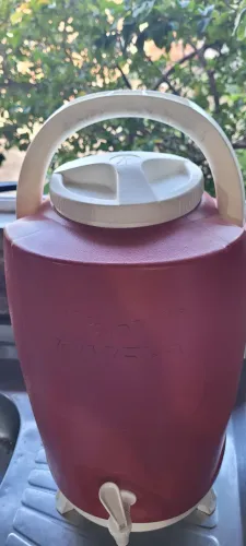 Vendo um galão térmico de água. 