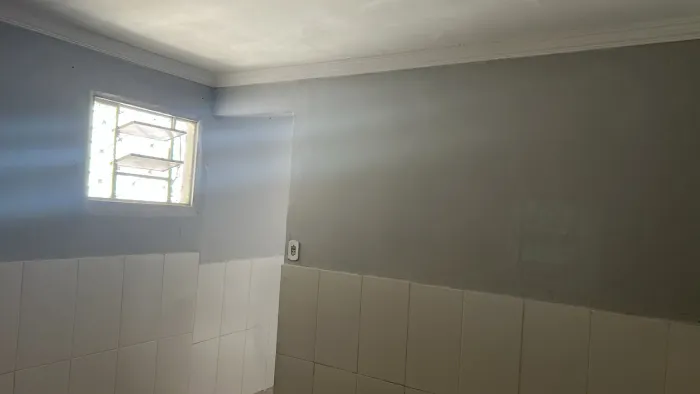 ALUGA-SE CÔMODO EM SAMAMBAIA NORTE - QR 421