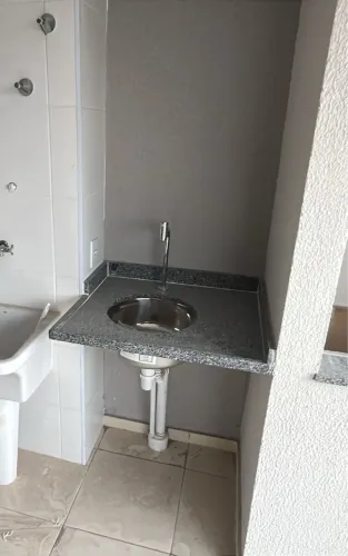 Pia/Bancada de granito cinza com cuba de inox embutida