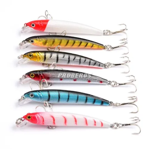 Pacote com 144 iscas de pesca artificiais, Storm Bomber e peixinhos.