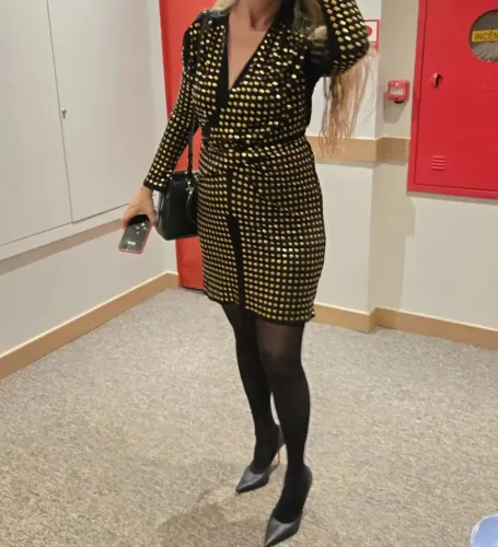 Vestido preto com dourado da marca Maria Filó.