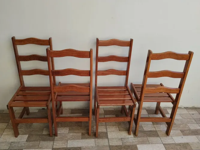 Cadeiras de madeira