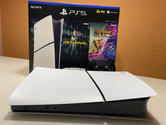 PS5 Slim 1TB Digital com 2 controles e base para carregamento.