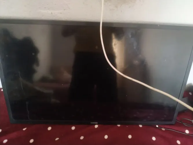 Tv smart 32 polegada estado conservado só apagou derrepete .