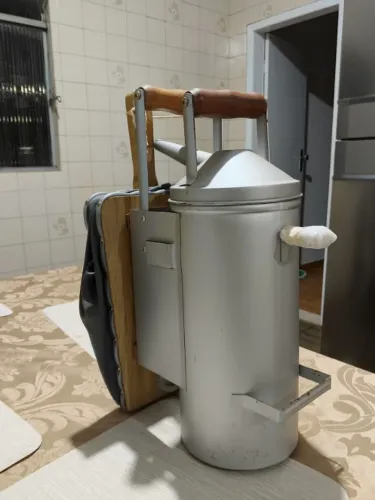 Macacão e fumegador para apicultura 