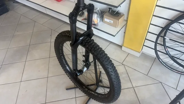 Roda Roval Traverse e suspensão Rockshox 35
