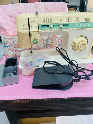 Máquina de costura doméstica multipontos Singer