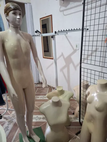 Pra vender logo, Manequins +arara de chão giratória +suporte para bonés. 