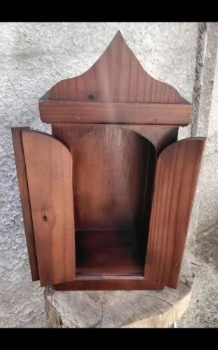 Oratório em madeira com possibilidade da iluminação interna.