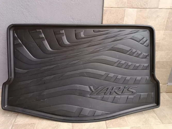 Tapete bandeira portamala Toyota Yaris Hatch original
