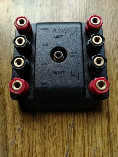 JAMO Speakers Conector Bloco (Liga 2 Caixas e Sub Ativo )