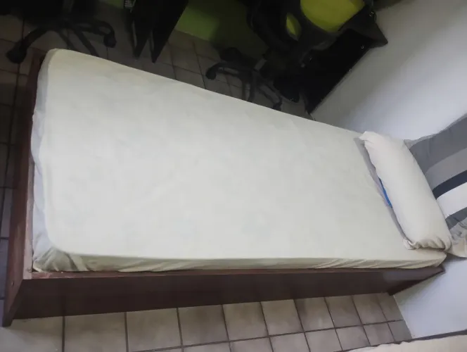 Cama de Solteiro em Madeira Maciça c/ 2 Gavetas + Colchão | Excelente Estado