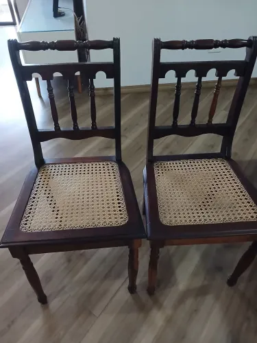 Duas cadeiras madeira maciça com tela.