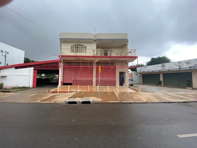 Rua 10 | Prédio com 2 apartamentos, loja e edícula Vicente Pires