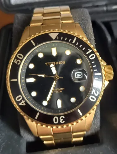 Technos, 100 m, banhado a ouro, sem arranhões, movimento à quartzo.