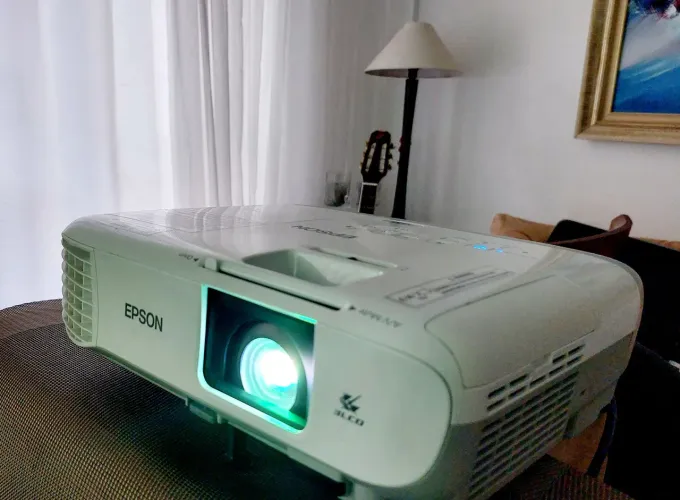PROJETOR PROFISSIONAL 3500 LUMENS TELÃO DE ATÉ 300 POLEGADAS POWERLITE X39